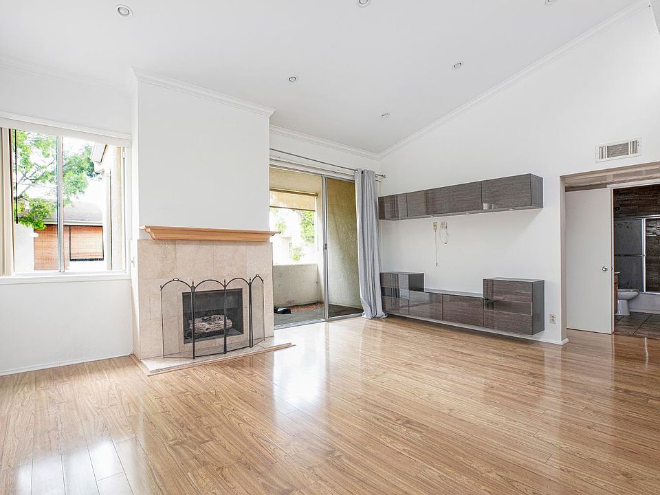 1st image of 5325 Newcastle Ave Unit 322