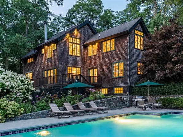 72 Summerfield Ln, Middletown, RI 02842