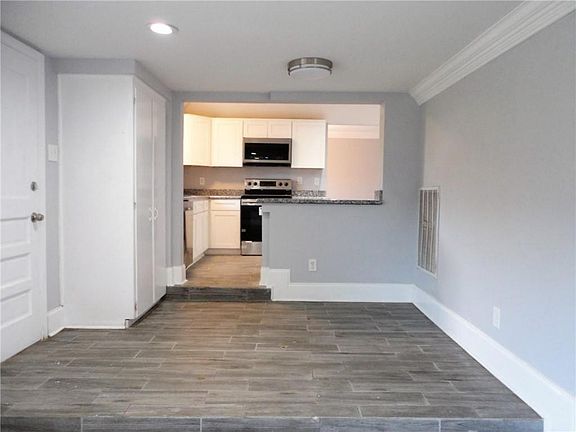 5th image of 4300 Macarthur Blvd