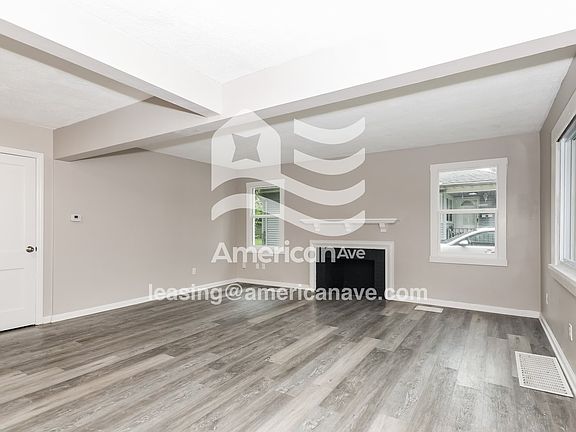 1351915_003_wm_-_living_room_13038142.jpg