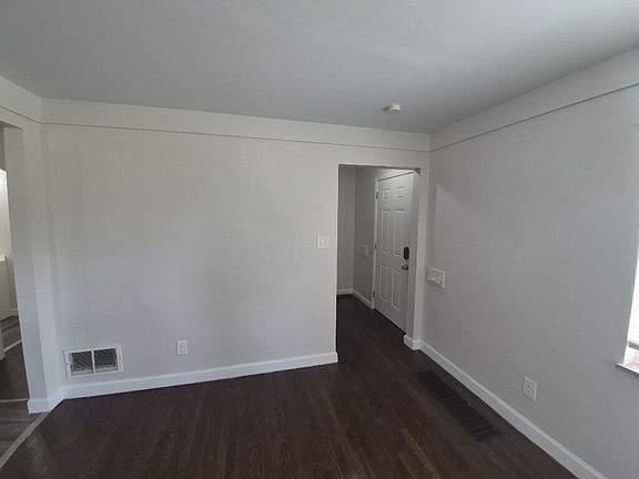 2nd image of 5568 Raceview Ave