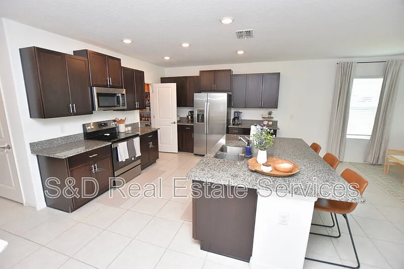 5 bed, 2.5 bath, 2896 sqft, $2,450 — Photo 3