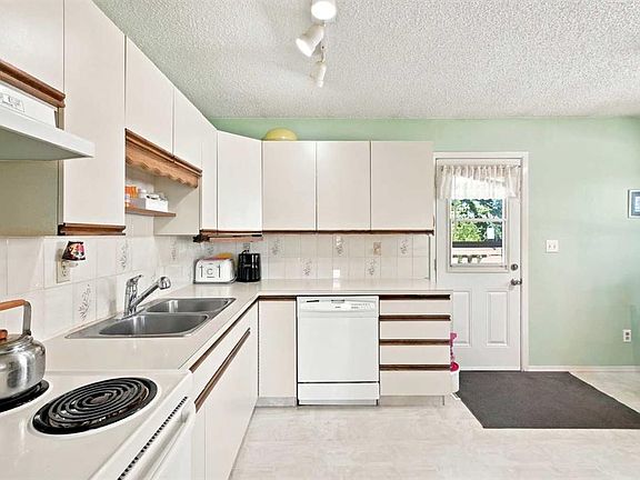5th image of 38 E Meadowview Close