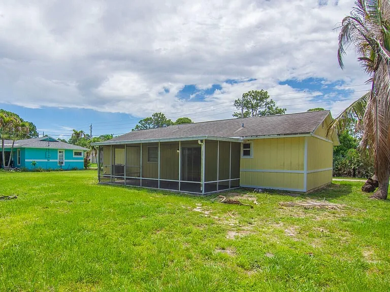 205 SW Voltair Ter — Photo 26