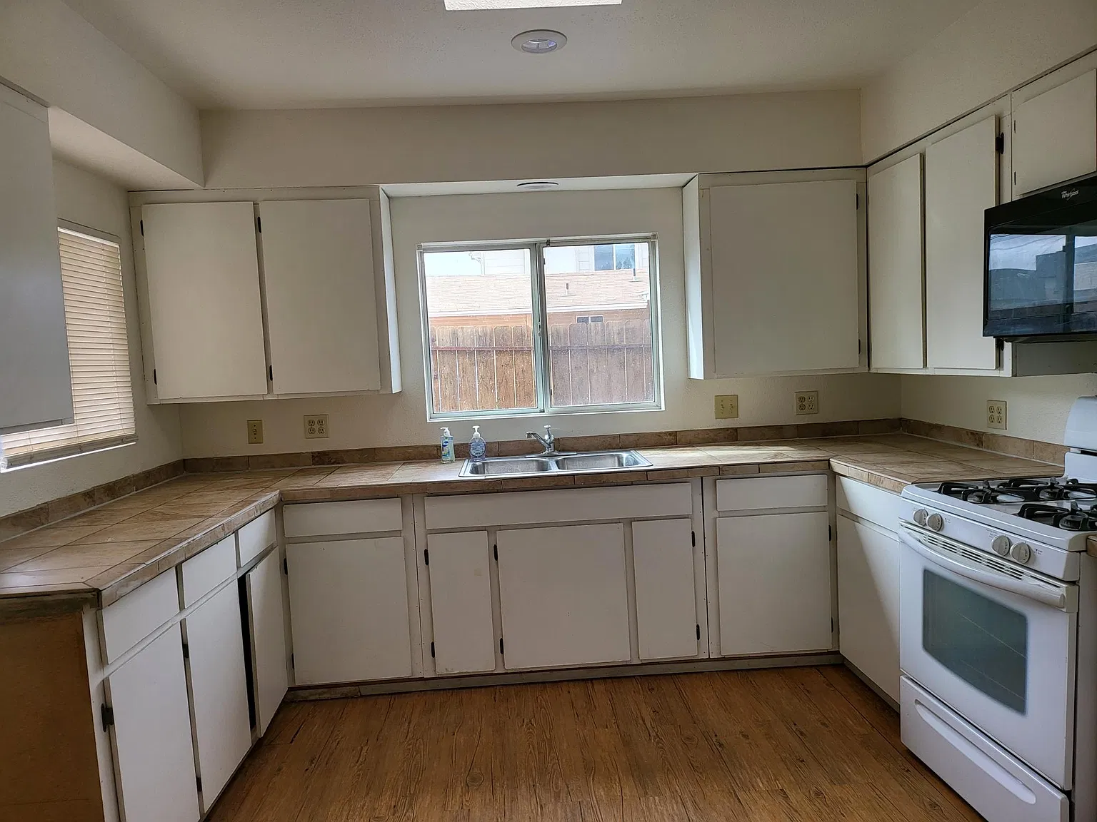 3 bed, 1.5 bath, 1000 sqft, $3,100 — Photo 4