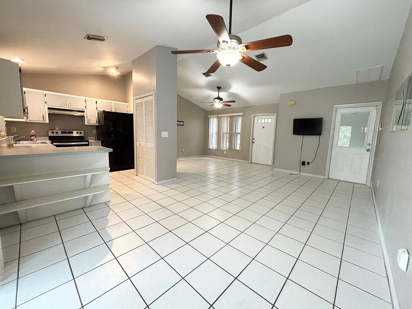 3-Bedroom Pool Home Spacious Lanai, Vaulted Ceilings & Huge Backyard! — Photo 4