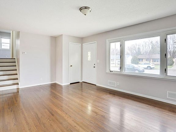 4th image of 10932 Jefferson St NE
