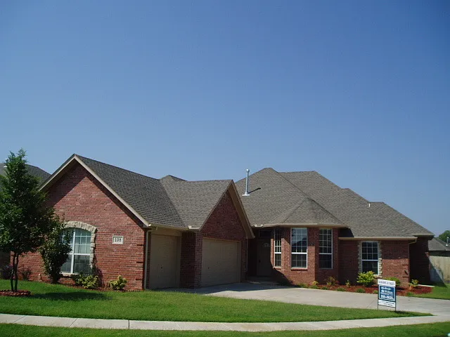 Community Pool - 3 Beds + Office - Corner Lot - Edmond Schools — Photo 2