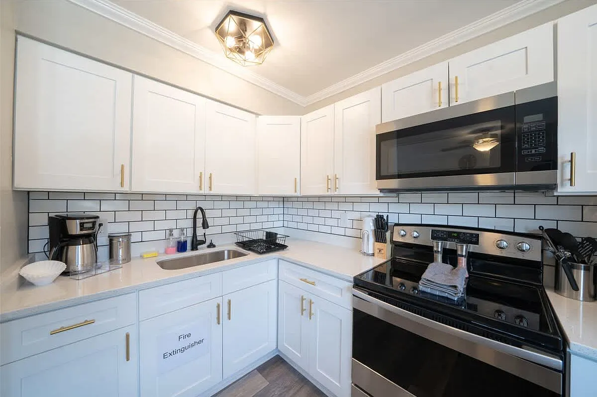 1 bed, 400 sqft, $2,100 — Photo 3