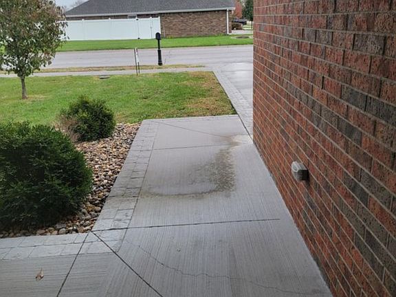 2nd image of 211 NW Lindsey Ln