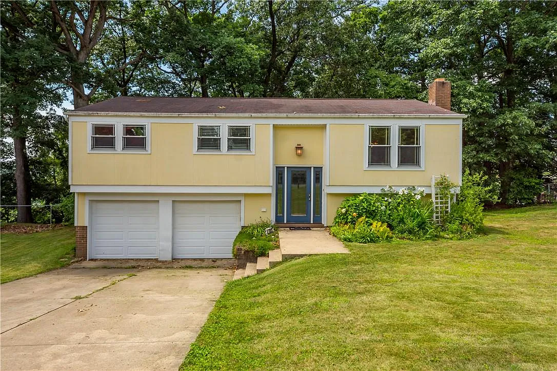102 Colonial Dr photo 1