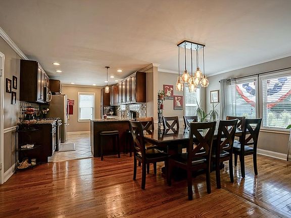 4th image of 5845 Rosslyn Ave