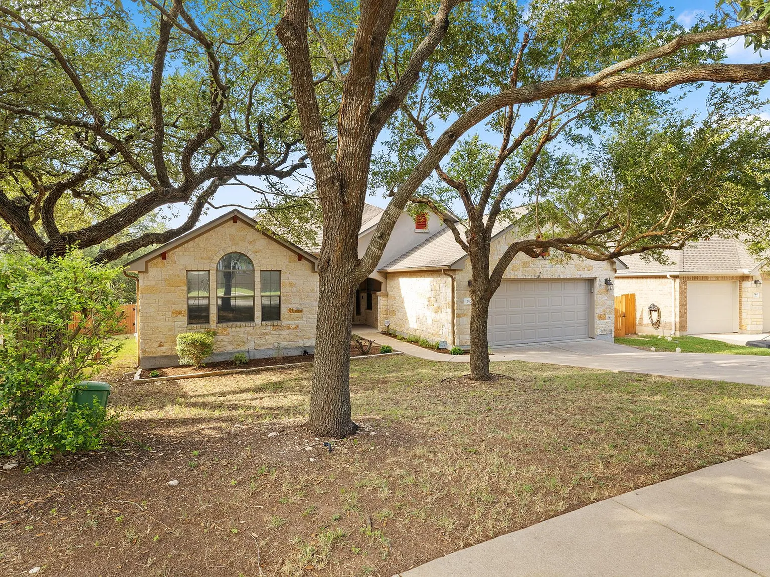 4 bed, 2.5 bath, 2584 sqft, $2,900 — Photo 2