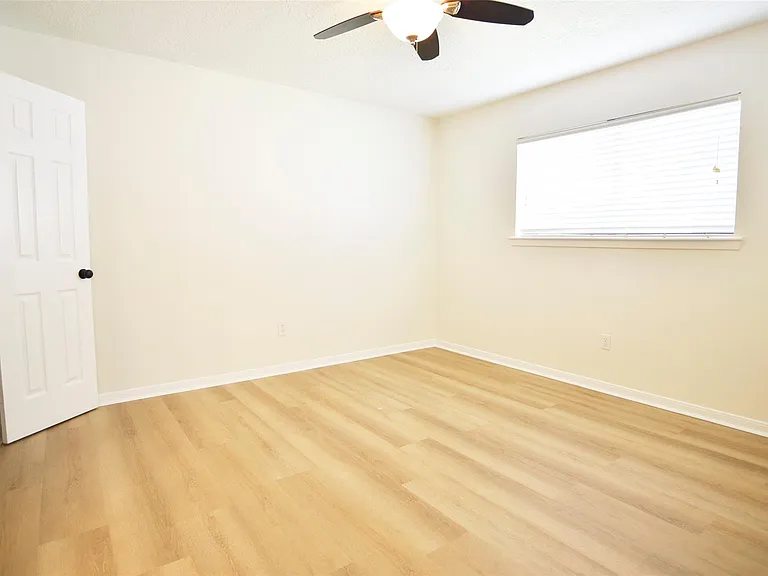 536 Castlelake Dr — Photo 16