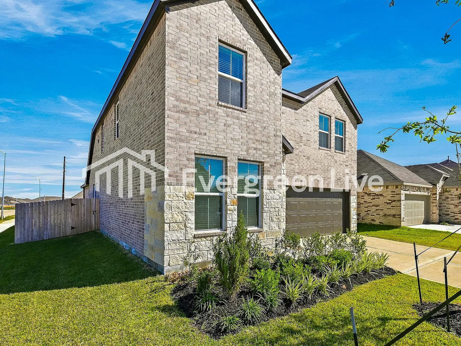 5 bed, 3.0 bath, 2649 sqft, $2,190 — Photo 2