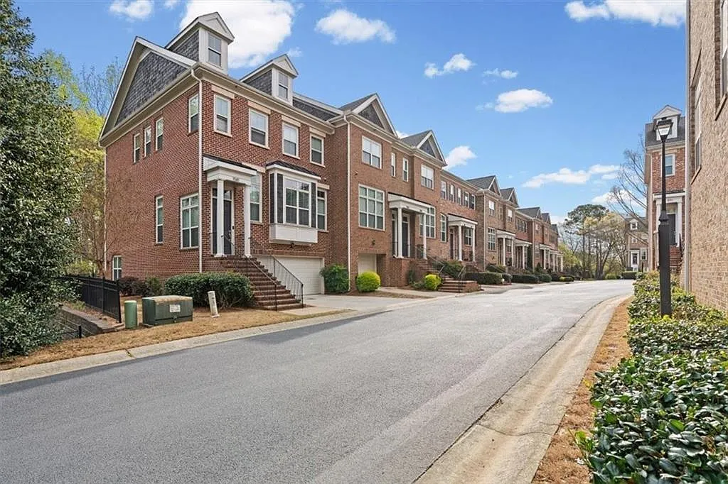 4 bed, 3.5 bath, 2583 sqft, $3,300 — Photo 2