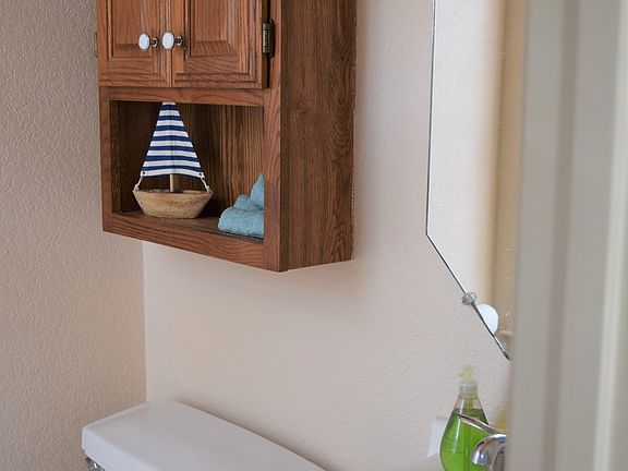 Powder rm & pedestal sink
