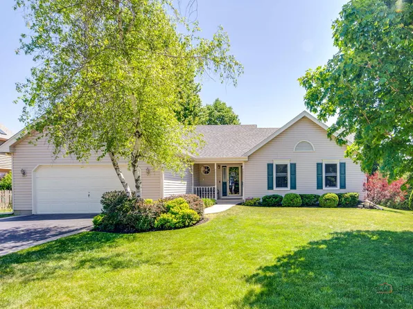 317 Wooded Knoll Dr, Cary, IL 60013