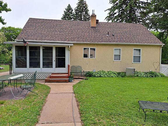 3rd image of 487 Roselawn Ave E