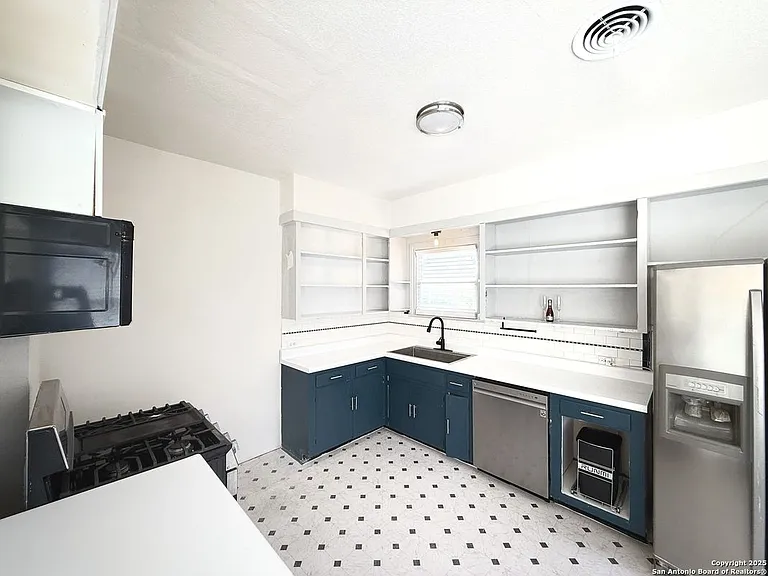 1214 Sutton Dr — Photo 2