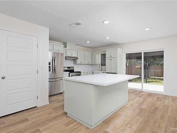 4th image of 407 Acapulco Ln