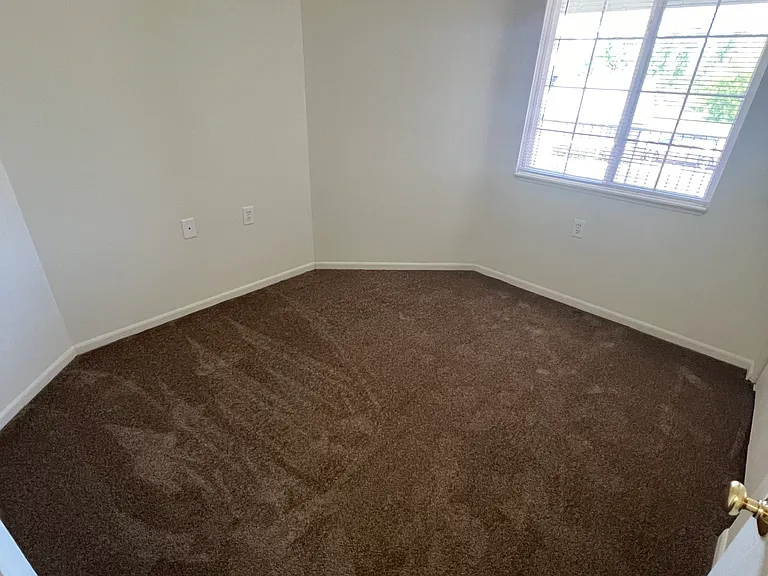 Rosewood Park Apartments — Photo 12