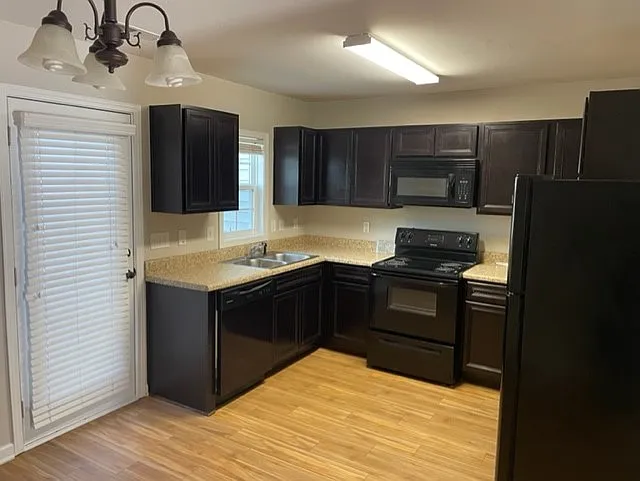2 bed, 2.5 bath, 1027 sqft, $1,550 — Photo 2