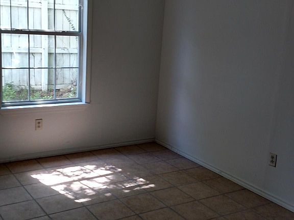 5th image of 3707 W Poplar St