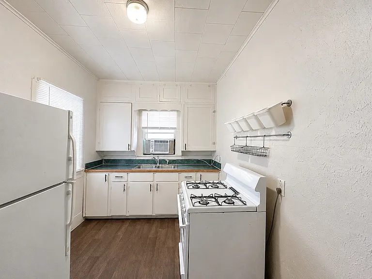 813 W Sycamore St — Photo 7