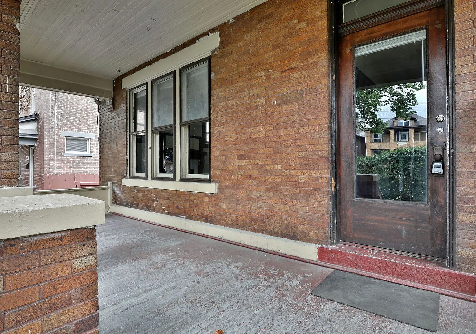 Great Central Location 5 Bedroom House - Virtual Showings Available — Photo 4