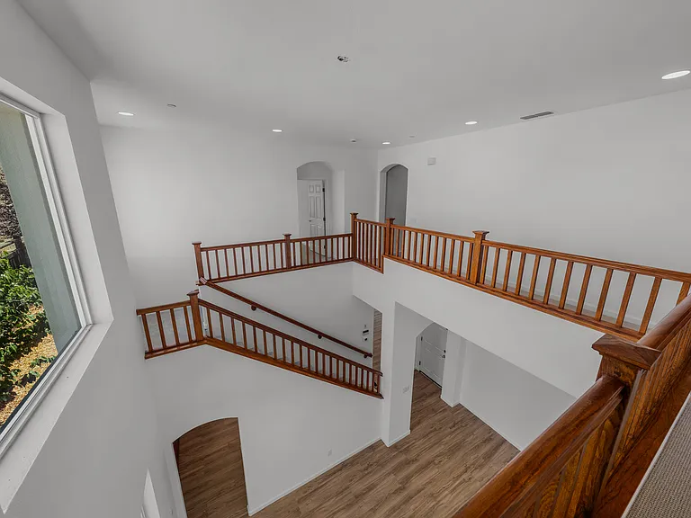 100 Portsmouth Dr — Photo 23