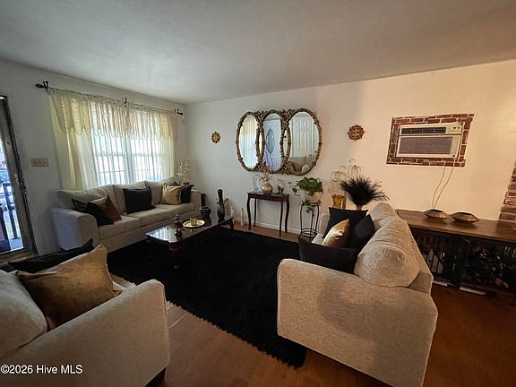 3rd image of 731 Cardwell Street