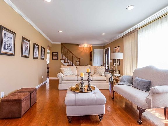 5th image of 101 Peconic Dr