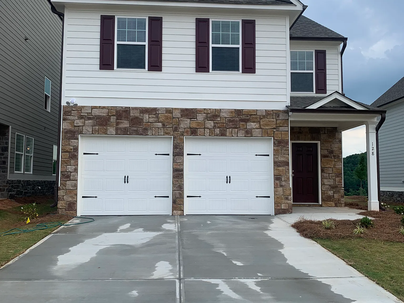 4 bed, 2.5 bath, 2100 sqft, $2,100 — Photo 2