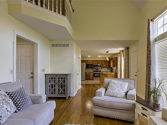 5th image of 15617 Foster St