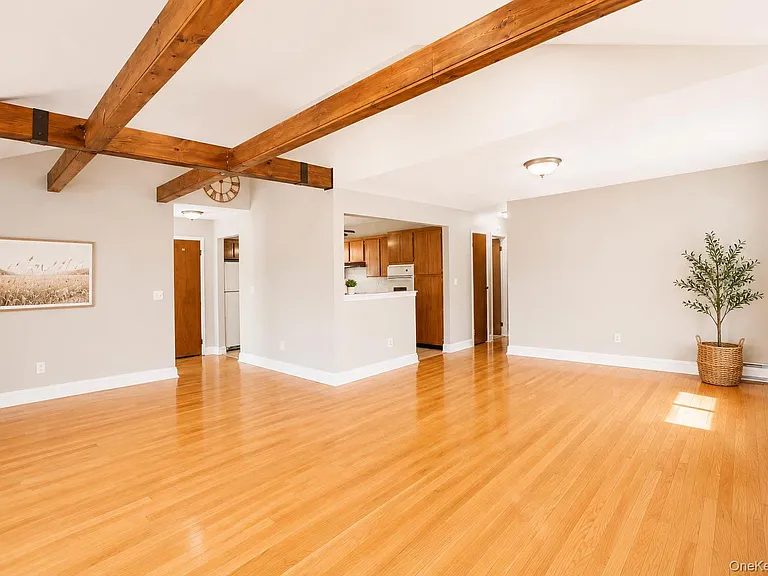 26 Lancaster Rd #UPPER — Photo 3