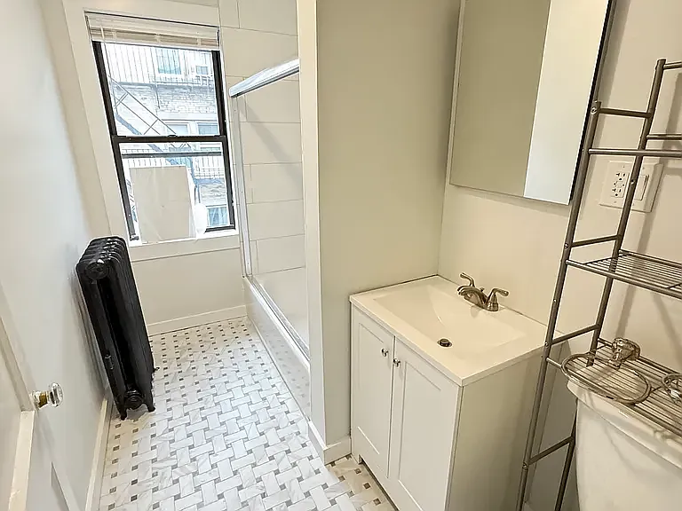 3 bed, 1300 sqft, $3,995 — Photo 3
