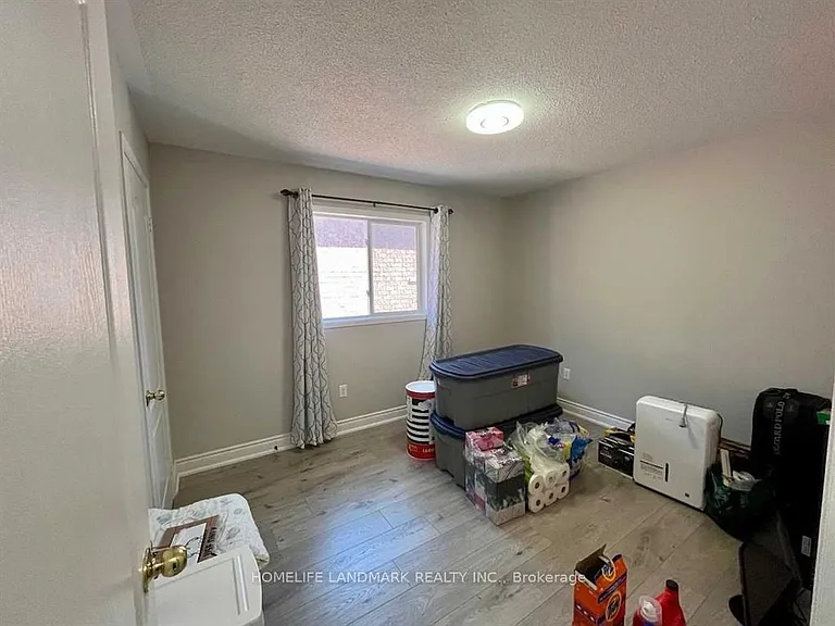 545 Menczel Cres #UPPER — Photo 17