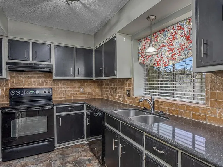 775 Highland Square Dr — Photo 5