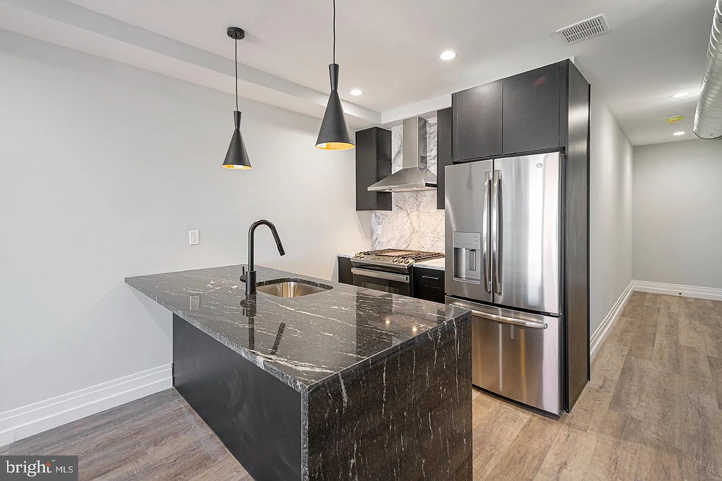 1 bed, 1.5 bath, 746 sqft, $1,898 — Photo 3
