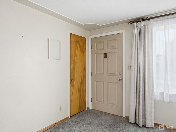 4th image of 814 S Evergreen Drive