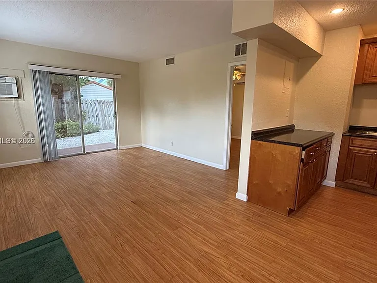1310 NE 14th Ave #4 — Photo 8