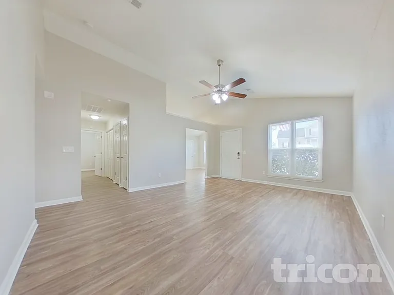 279 Legend Oaks Dr — Photo 2
