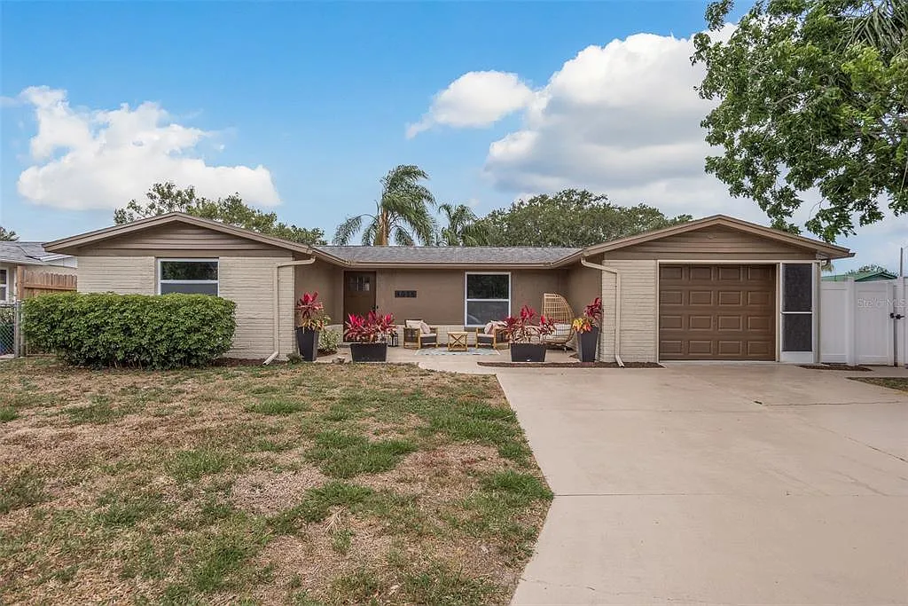 3 bed, 2.0 bath, 1842 sqft, $2,350 — Photo 2