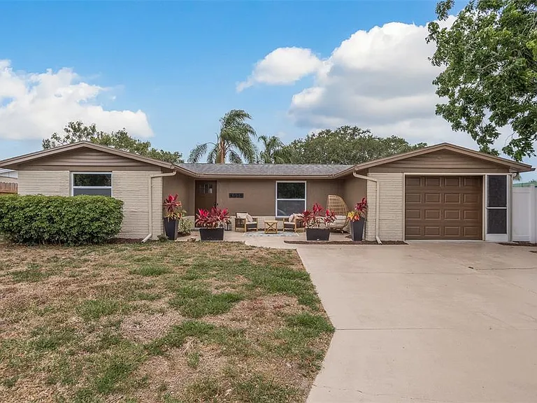 4036 Sunray Dr — Photo 2