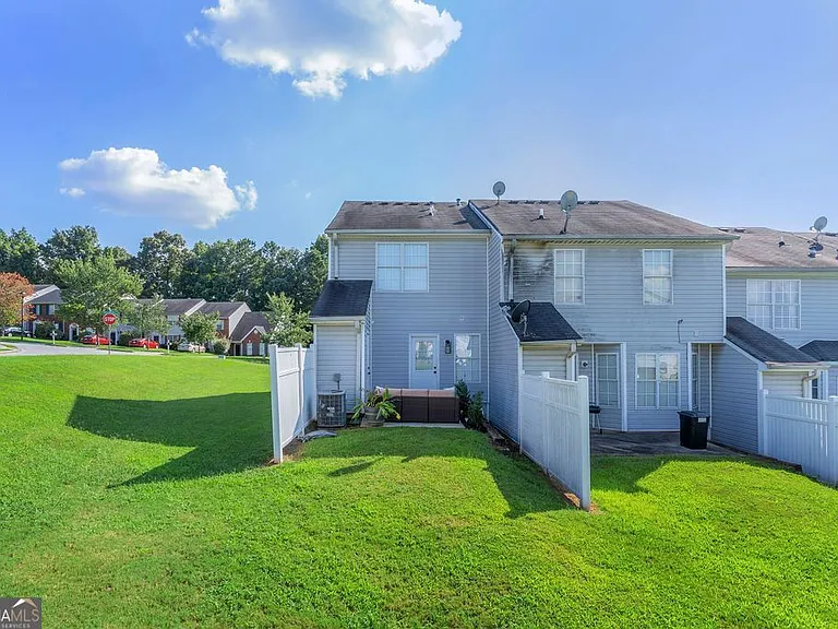 1327 Hollenbeck Ln — Photo 2