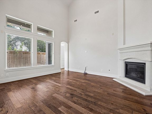 3rd image of 1607 Pinot Cir