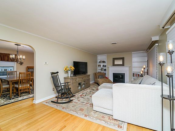 3rd image of 7 Leslie Ct