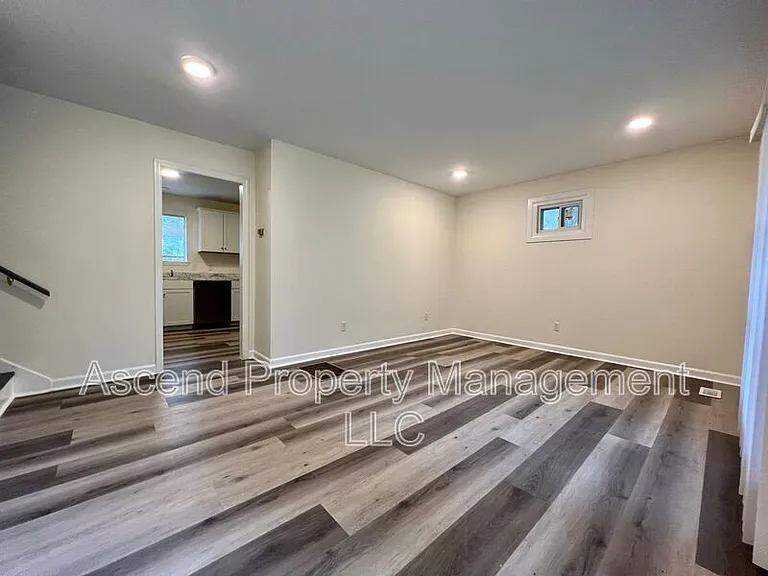 903 Valerie Ln — Photo 7