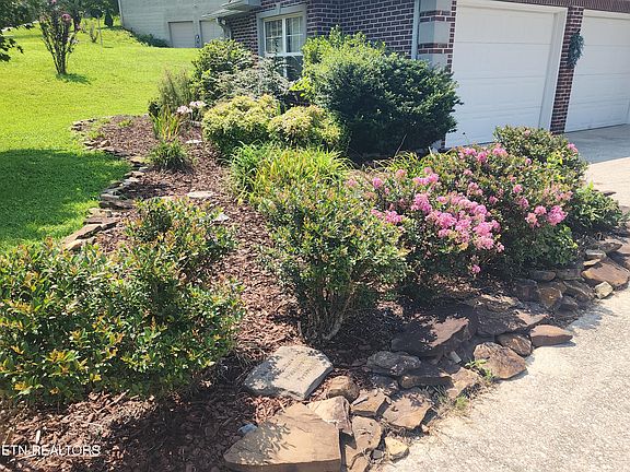 3rd image of 122 Twin Oaks Dr
